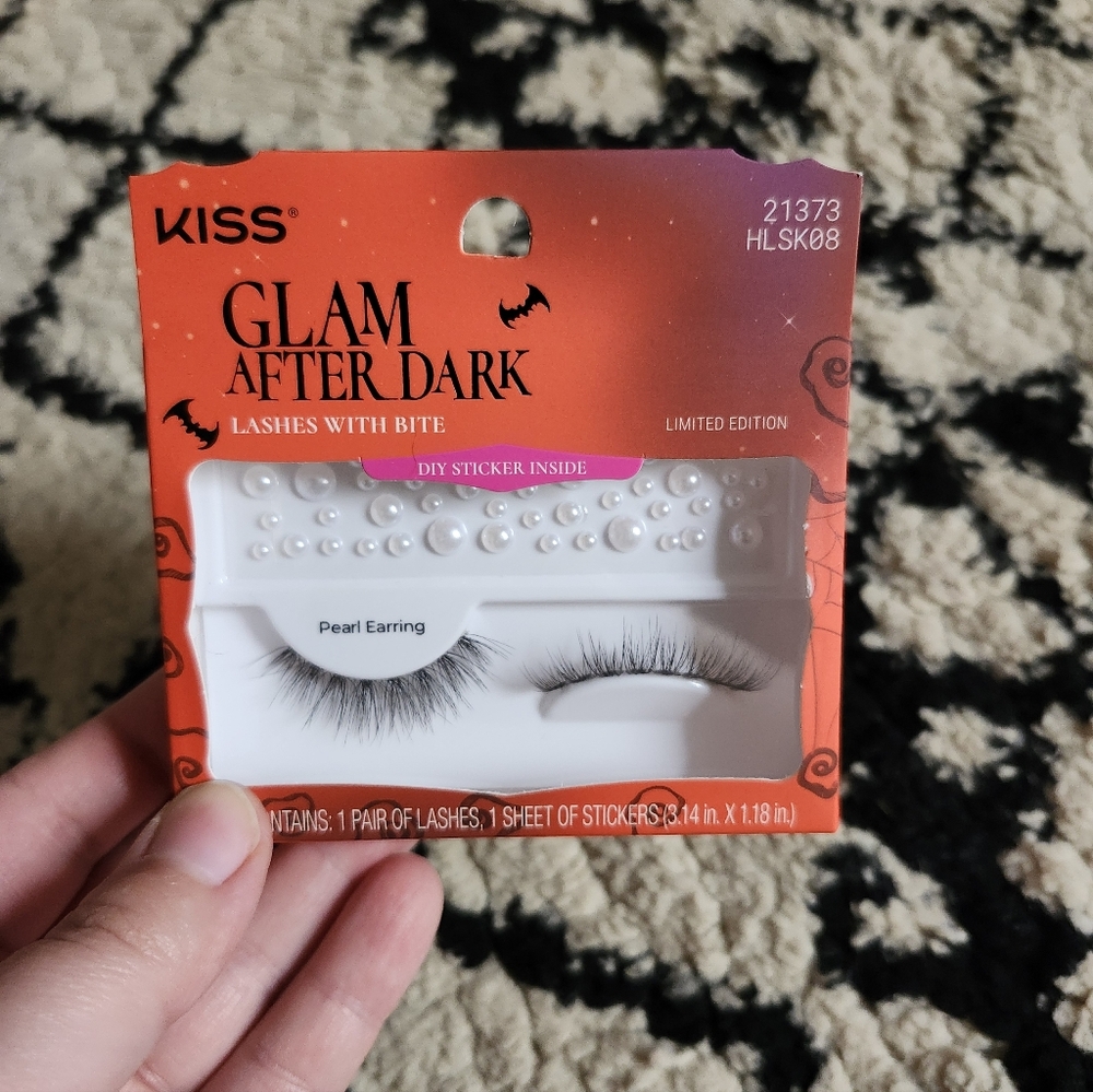 KISS Limited Edition Glam Lashes with Pearl Accent